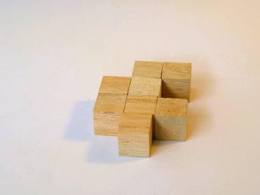 Mantıklı oyun ahşap küp yapbozu izole edilmiş beyaz arka plan. Mantıksal problemleri çözmek. Anaokulu öğrenme oyuncakları, küp saymak