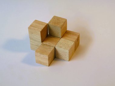 Mantıklı oyun ahşap küp yapbozu izole edilmiş beyaz arka plan. Mantıksal problemleri çözmek. Anaokulu öğrenme oyuncakları, küp saymak