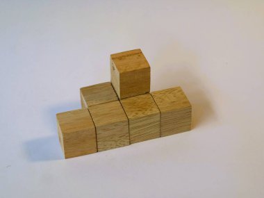Mantıklı oyun ahşap küp yapbozu izole edilmiş beyaz arka plan. Mantıksal problemleri çözmek. Anaokulu öğrenme oyuncakları, küp saymak