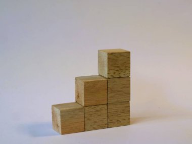 Mantıklı oyun ahşap küp yapbozu izole edilmiş beyaz arka plan. Mantıksal problemleri çözmek. Anaokulu öğrenme oyuncakları, küp saymak