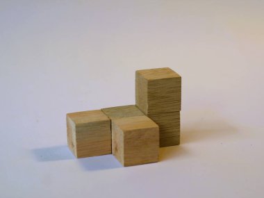 Mantıklı oyun ahşap küp yapbozu izole edilmiş beyaz arka plan. Mantıksal problemleri çözmek. Anaokulu öğrenme oyuncakları, küp saymak