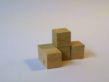 Mantıklı oyun ahşap küp yapbozu izole edilmiş beyaz arka plan. Mantıksal problemleri çözmek. Anaokulu öğrenme oyuncakları, küp saymak