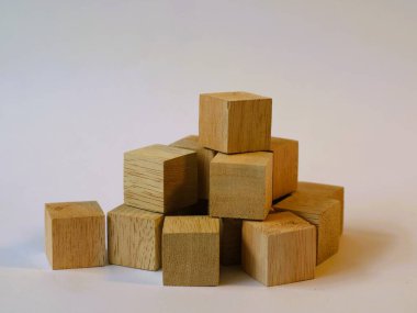 İzole edilmiş beyaz arkaplandaki tahta bloklar, DIY zanaat ve yaratıcılık eğitimi için güvenli malzemeler