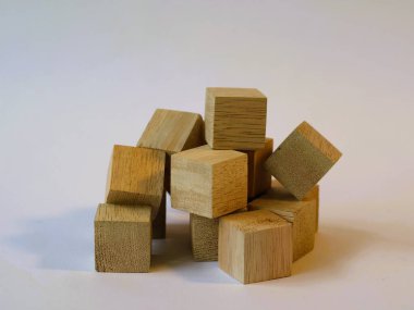 İzole edilmiş beyaz arkaplandaki tahta bloklar, DIY zanaat ve yaratıcılık eğitimi için güvenli malzemeler