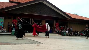 Bantengan dansçıları Malang, Endonezya 'da dans eden boğa hareketleridir. Geleneksel dans sanatı, Doğu Cava 'da popüler olan bir boğanın hareketlerini taklit eder.. 