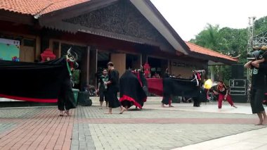 Bantengan dansçıları Malang, Endonezya 'da dans eden boğa hareketleridir. Geleneksel dans sanatı, Doğu Cava 'da popüler olan bir boğanın hareketlerini taklit eder.. 