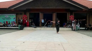 Asyalı Endonezyalı erkek dansçılar, genellikle Bantengan olarak bilinen boğa dansı sırasında geleneksel Cava kırbaçlarıyla oynarlar. Geleneksel sanat, Doğu Cava 'da popüler olan bir boğanın hareketlerini taklit eder.
