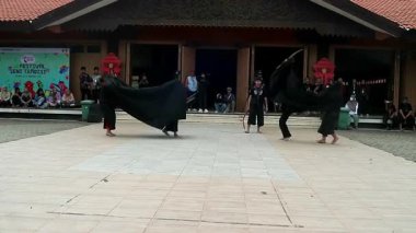 Boğa dansının gösterisine genelde Bantengan denir. Doğu Cava 'da popüler olan bir boğanın hareketlerini taklit eden geleneksel Cava sanatı. Asya Endonezya kültürü