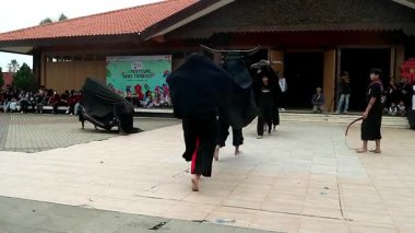 Boğa dansının gösterisine genelde Bantengan denir. Doğu Cava 'da popüler olan bir boğanın hareketlerini taklit eden geleneksel Cava sanatı. Asya Endonezya kültürü