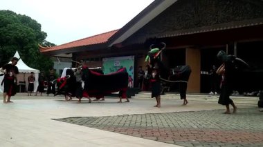 Boğa dansının gösterisine genelde Bantengan denir. Doğu Cava 'da popüler olan bir boğanın hareketlerini taklit eden geleneksel Cava sanatı. Asya Endonezya kültürü