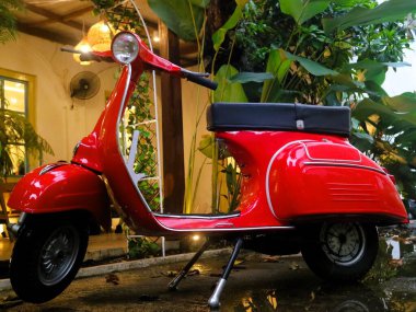 İtalyan klasik kırmızı scooter 'ı, eski tarz geçmişe dönük ulaşım