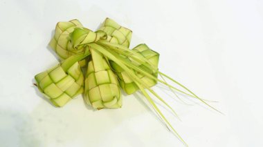 Beyaz arka planda ketupat veya Kupat (Rice Dumpling veya olgun elmas). Endonezya 'dan ketupat, bayram bayramı sırasında pilav pişirmek için taze hindistan cevizi yapraklarından yapılan doğal pirinç kabı..