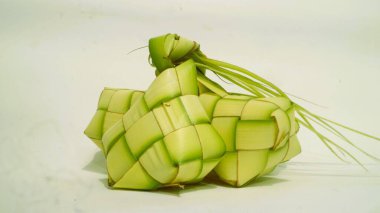 Beyaz arka planda ketupat veya Kupat (Rice Dumpling veya olgun elmas). Endonezya 'dan ketupat, bayram bayramı sırasında pilav pişirmek için taze hindistan cevizi yapraklarından yapılan doğal pirinç kabı..