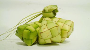 Beyaz arka planda ketupat veya Kupat (Rice Dumpling veya olgun elmas). Endonezya 'dan ketupat, bayram bayramı sırasında pilav pişirmek için taze hindistan cevizi yapraklarından yapılan doğal pirinç kabı..