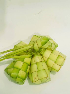 Beyaz arka planda ketupat veya Kupat (Rice Dumpling veya olgun elmas). Endonezya 'dan ketupat, bayram bayramı sırasında pilav pişirmek için taze hindistan cevizi yapraklarından yapılan doğal pirinç kabı..
