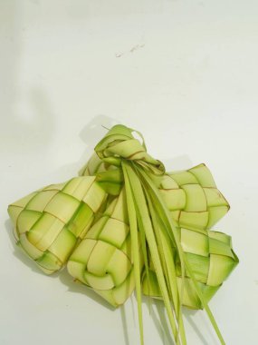 Beyaz arka planda ketupat veya Kupat (Rice Dumpling veya olgun elmas). Endonezya 'dan ketupat, bayram bayramı sırasında pilav pişirmek için taze hindistan cevizi yapraklarından yapılan doğal pirinç kabı..