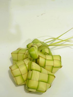 Beyaz arka planda ketupat veya Kupat (Rice Dumpling veya olgun elmas). Endonezya 'dan ketupat, bayram bayramı sırasında pilav pişirmek için taze hindistan cevizi yapraklarından yapılan doğal pirinç kabı..