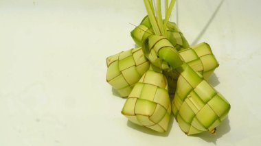 Beyaz arka planda ketupat veya Kupat (Rice Dumpling veya olgun elmas). Endonezya 'dan ketupat, bayram bayramı sırasında pilav pişirmek için taze hindistan cevizi yapraklarından yapılan doğal pirinç kabı..