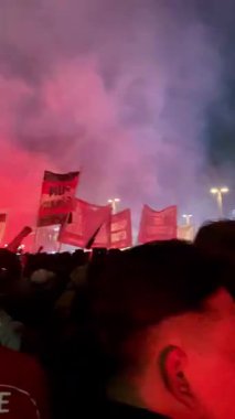 Endonezyalı taraftarlar Dünya Kupası elemelerinde Endonezya milli futbol takımını desteklemek için alevler yaktılar