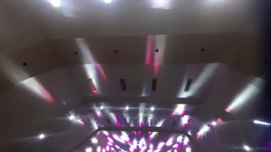 Canlı sahne ışıkları, renkli ışınlar, soyut ışık arkaplanı, fütüristik modern reklam konsepti, konser sahnesi ışıkları efekti, parlak renkli spot ışıkları ile bir akşam konserinde heyecan verici bir atmosfer yaratır.