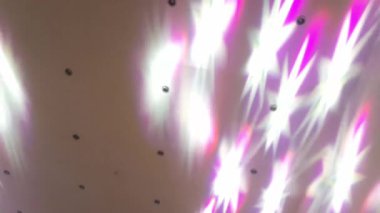 Canlı sahne ışıkları, renkli ışınlar, soyut ışık arkaplanı, fütüristik modern reklam konsepti, konser sahnesi ışıkları efekti, parlak renkli spot ışıkları ile bir akşam konserinde heyecan verici bir atmosfer yaratır.