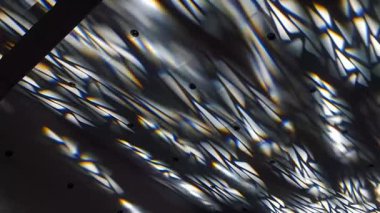 Canlı sahne ışıkları, renkli ışınlar, soyut ışık arkaplanı, fütüristik modern reklam konsepti, konser sahnesi ışıkları efekti, parlak renkli spot ışıkları ile bir akşam konserinde heyecan verici bir atmosfer yaratır.