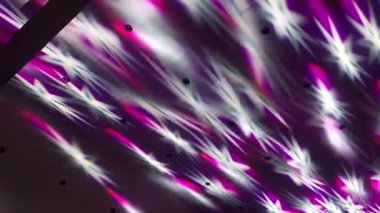 Canlı sahne ışıkları, renkli ışınlar, soyut ışık arkaplanı, fütüristik modern reklam konsepti, konser sahnesi ışıkları efekti, parlak renkli spot ışıkları ile bir akşam konserinde heyecan verici bir atmosfer yaratır.