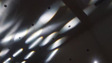 Canlı sahne ışıkları, renkli ışınlar, soyut ışık arkaplanı, fütüristik modern reklam konsepti, konser sahnesi ışıkları efekti, parlak renkli spot ışıkları ile bir akşam konserinde heyecan verici bir atmosfer yaratır.