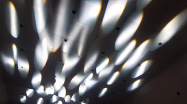 Canlı sahne ışıkları, renkli ışınlar, soyut ışık arkaplanı, fütüristik modern reklam konsepti, konser sahnesi ışıkları efekti, parlak renkli spot ışıkları ile bir akşam konserinde heyecan verici bir atmosfer yaratır.