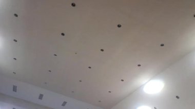 Canlı sahne ışıkları, renkli ışınlar, soyut ışık arkaplanı, fütüristik modern reklam konsepti, konser sahnesi ışıkları efekti, parlak renkli spot ışıkları ile bir akşam konserinde heyecan verici bir atmosfer yaratır.