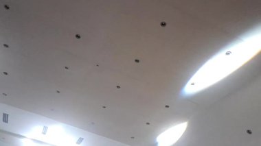 Canlı sahne ışıkları, renkli ışınlar, soyut ışık arkaplanı, fütüristik modern reklam konsepti, konser sahnesi ışıkları efekti, parlak renkli spot ışıkları ile bir akşam konserinde heyecan verici bir atmosfer yaratır.