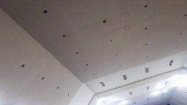 Canlı sahne ışıkları, renkli ışınlar, soyut ışık arkaplanı, fütüristik modern reklam konsepti, konser sahnesi ışıkları efekti, parlak renkli spot ışıkları ile bir akşam konserinde heyecan verici bir atmosfer yaratır.