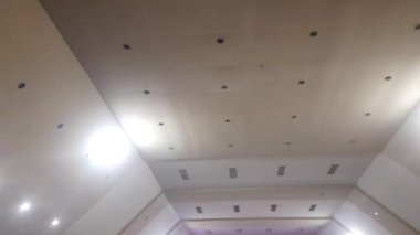 Canlı sahne ışıkları, renkli ışınlar, soyut ışık arkaplanı, fütüristik modern reklam konsepti, konser sahnesi ışıkları efekti, parlak renkli spot ışıkları ile bir akşam konserinde heyecan verici bir atmosfer yaratır.