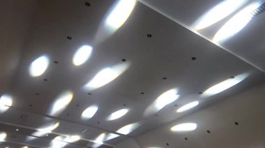 Canlı sahne ışıkları, renkli ışınlar, soyut ışık arkaplanı, fütüristik modern reklam konsepti, konser sahnesi ışıkları efekti, parlak renkli spot ışıkları ile bir akşam konserinde heyecan verici bir atmosfer yaratır.