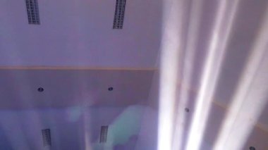 Canlı sahne ışıkları, renkli ışınlar, soyut ışık arkaplanı, fütüristik modern reklam konsepti, konser sahnesi ışıkları efekti, parlak renkli spot ışıkları ile bir akşam konserinde heyecan verici bir atmosfer yaratır.