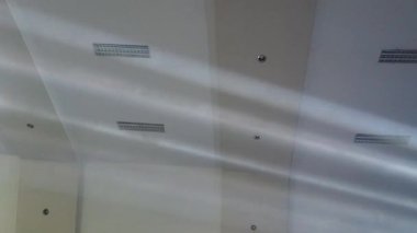 Canlı sahne ışıkları, renkli ışınlar, soyut ışık arkaplanı, fütüristik modern reklam konsepti, konser sahnesi ışıkları efekti, parlak renkli spot ışıkları ile bir akşam konserinde heyecan verici bir atmosfer yaratır.