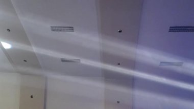 Canlı sahne ışıkları, renkli ışınlar, soyut ışık arkaplanı, fütüristik modern reklam konsepti, konser sahnesi ışıkları efekti, parlak renkli spot ışıkları ile bir akşam konserinde heyecan verici bir atmosfer yaratır.