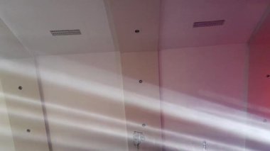 Canlı sahne ışıkları, renkli ışınlar, soyut ışık arkaplanı, fütüristik modern reklam konsepti, konser sahnesi ışıkları efekti, parlak renkli spot ışıkları ile bir akşam konserinde heyecan verici bir atmosfer yaratır.