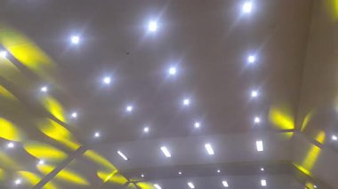 Canlı sahne ışıkları, renkli ışınlar, soyut ışık arkaplanı, fütüristik modern reklam konsepti, konser sahnesi ışıkları efekti, parlak renkli spot ışıkları ile bir akşam konserinde heyecan verici bir atmosfer yaratır.