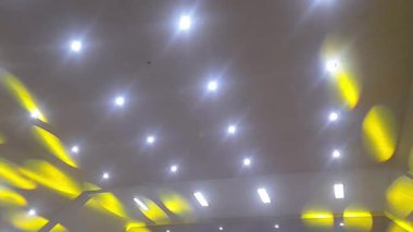 Canlı sahne ışıkları, renkli ışınlar, soyut ışık arkaplanı, fütüristik modern reklam konsepti, konser sahnesi ışıkları efekti, parlak renkli spot ışıkları ile bir akşam konserinde heyecan verici bir atmosfer yaratır.