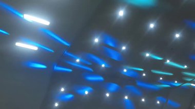 Canlı sahne ışıkları, renkli ışınlar, soyut ışık arkaplanı, fütüristik modern reklam konsepti, konser sahnesi ışıkları efekti, parlak renkli spot ışıkları ile bir akşam konserinde heyecan verici bir atmosfer yaratır.