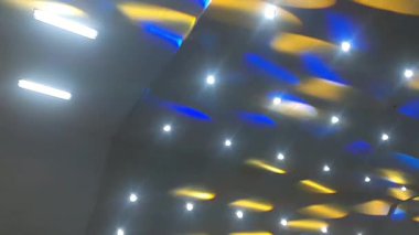 Canlı sahne ışıkları, renkli ışınlar, soyut ışık arkaplanı, fütüristik modern reklam konsepti, konser sahnesi ışıkları efekti, parlak renkli spot ışıkları ile bir akşam konserinde heyecan verici bir atmosfer yaratır.