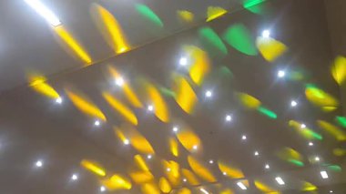 Canlı sahne ışıkları, renkli ışınlar, soyut ışık arkaplanı, fütüristik modern reklam konsepti, konser sahnesi ışıkları efekti, parlak renkli spot ışıkları ile bir akşam konserinde heyecan verici bir atmosfer yaratır.