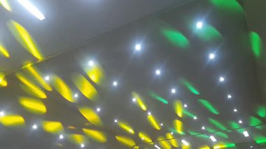 Canlı sahne ışıkları, renkli ışınlar, soyut ışık arkaplanı, fütüristik modern reklam konsepti, konser sahnesi ışıkları efekti, parlak renkli spot ışıkları ile bir akşam konserinde heyecan verici bir atmosfer yaratır.