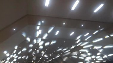 Canlı sahne ışıkları, renkli ışınlar, soyut ışık arkaplanı, fütüristik modern reklam konsepti, konser sahnesi ışıkları efekti, parlak renkli spot ışıkları ile bir akşam konserinde heyecan verici bir atmosfer yaratır.