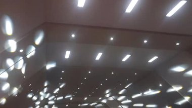 Canlı sahne ışıkları, renkli ışınlar, soyut ışık arkaplanı, fütüristik modern reklam konsepti, konser sahnesi ışıkları efekti, parlak renkli spot ışıkları ile bir akşam konserinde heyecan verici bir atmosfer yaratır.