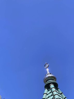 Üzerinde Arapça harflerle 