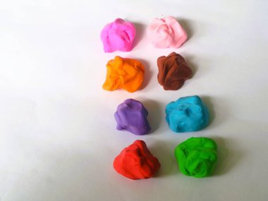 Çamurun çeşitli renkleri ve temel şekli çocukların oynaması ve yapay sanat fikirleri üretmesi içindir. Anaokulu için yumuşak heykel oyuncağı, hayal gücü, eğitim, yaratıcılık, DIY oyuncakları konsepti