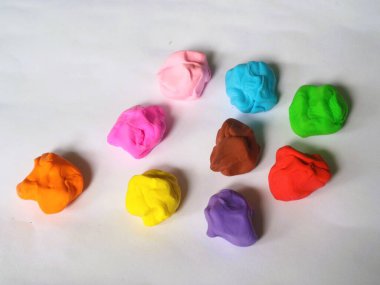 Çamurun çeşitli renkleri ve temel şekli çocukların oynaması ve yapay sanat fikirleri üretmesi içindir. Anaokulu için yumuşak heykel oyuncağı, hayal gücü, eğitim, yaratıcılık, DIY oyuncakları konsepti