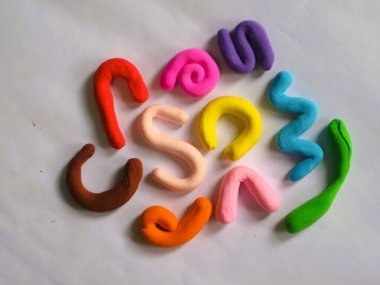 Çamurun çeşitli renkleri ve temel şekli çocukların oynaması ve yapay sanat fikirleri üretmesi içindir. Anaokulu için yumuşak heykel oyuncağı, hayal gücü, eğitim, yaratıcılık, DIY oyuncakları konsepti